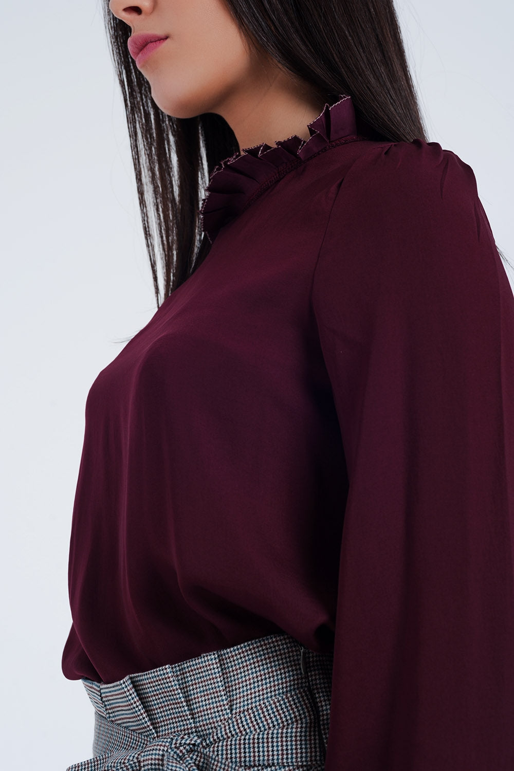 Top con detalle de cuello subido con volantes en granate Q2