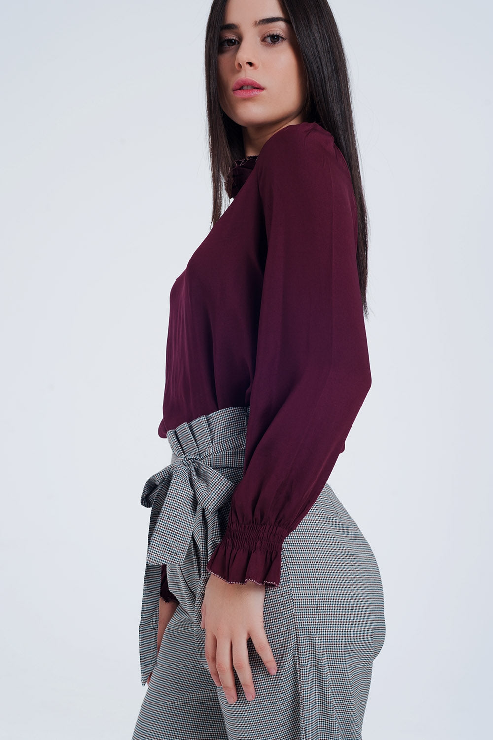 Top con detalle de cuello subido con volantes en granate Q2