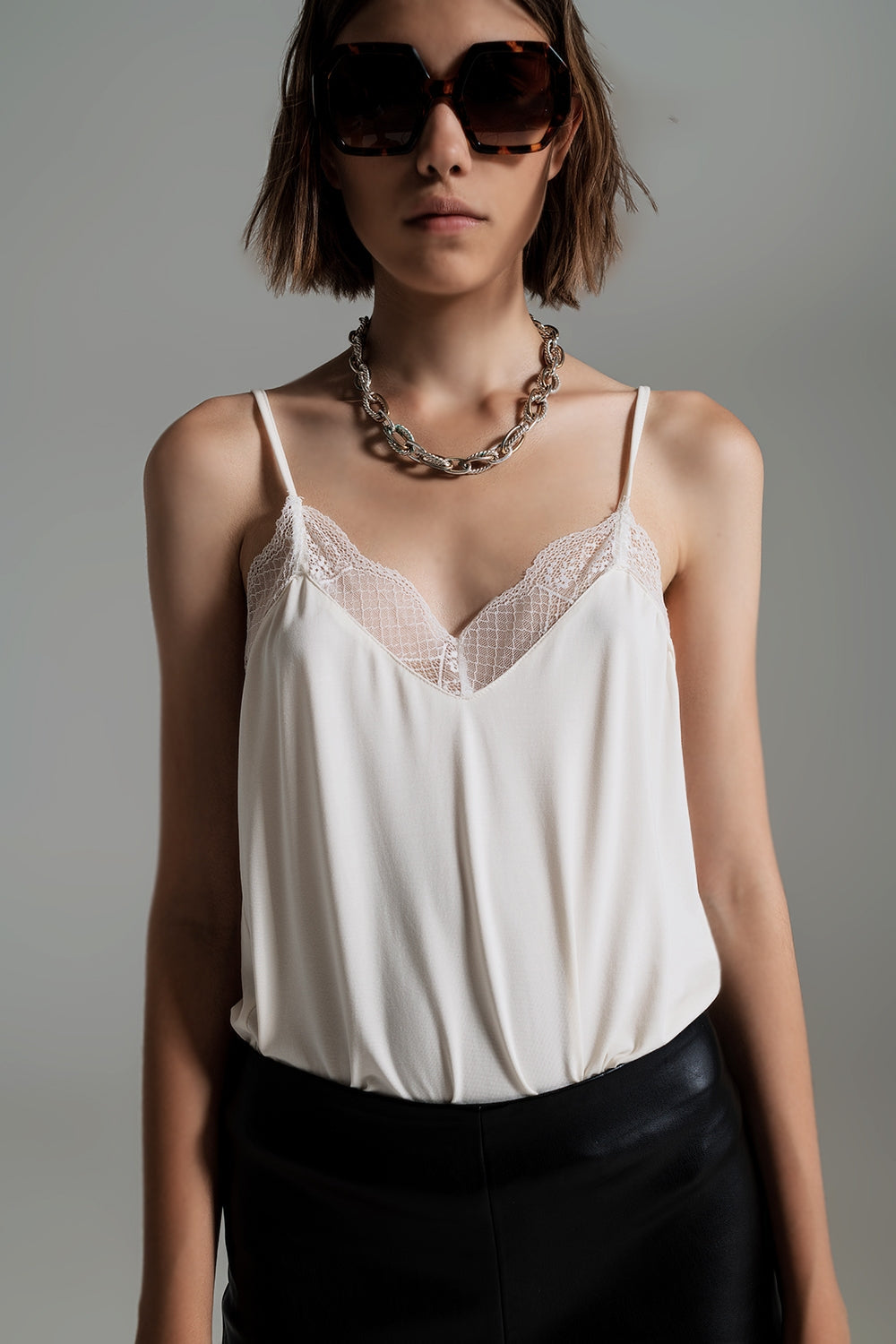 Top con detalle de encaje en color crema Q2