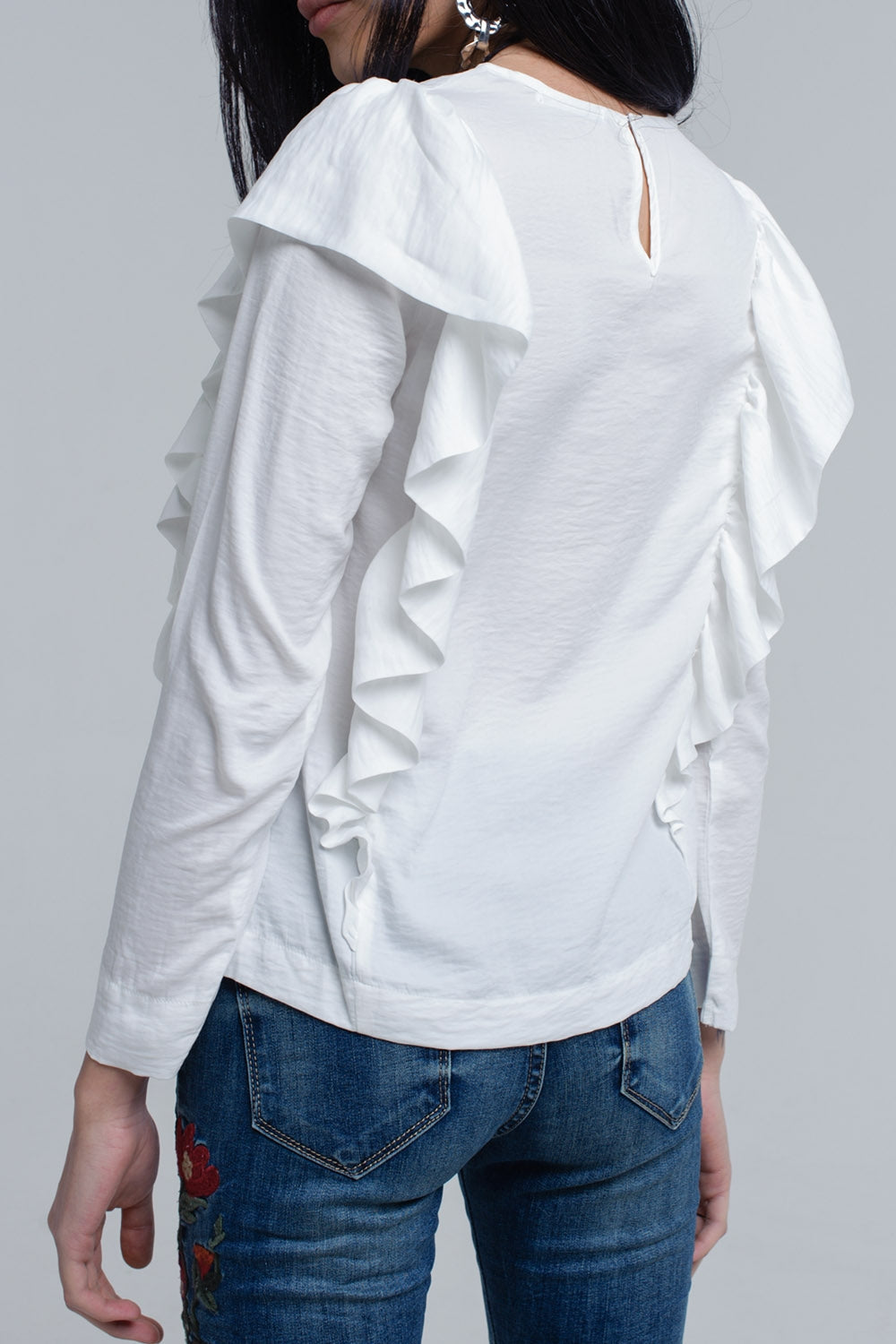 Top con detalle de volantes en crema Q2