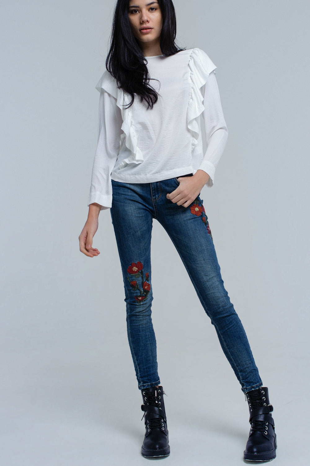 Top con detalle de volantes en crema Q2