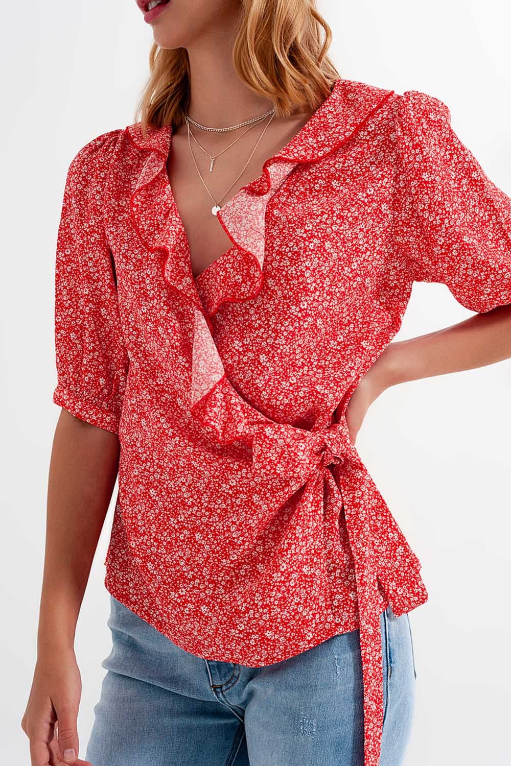 Top con diseño cruzado y estampado de flores en rojo Q2