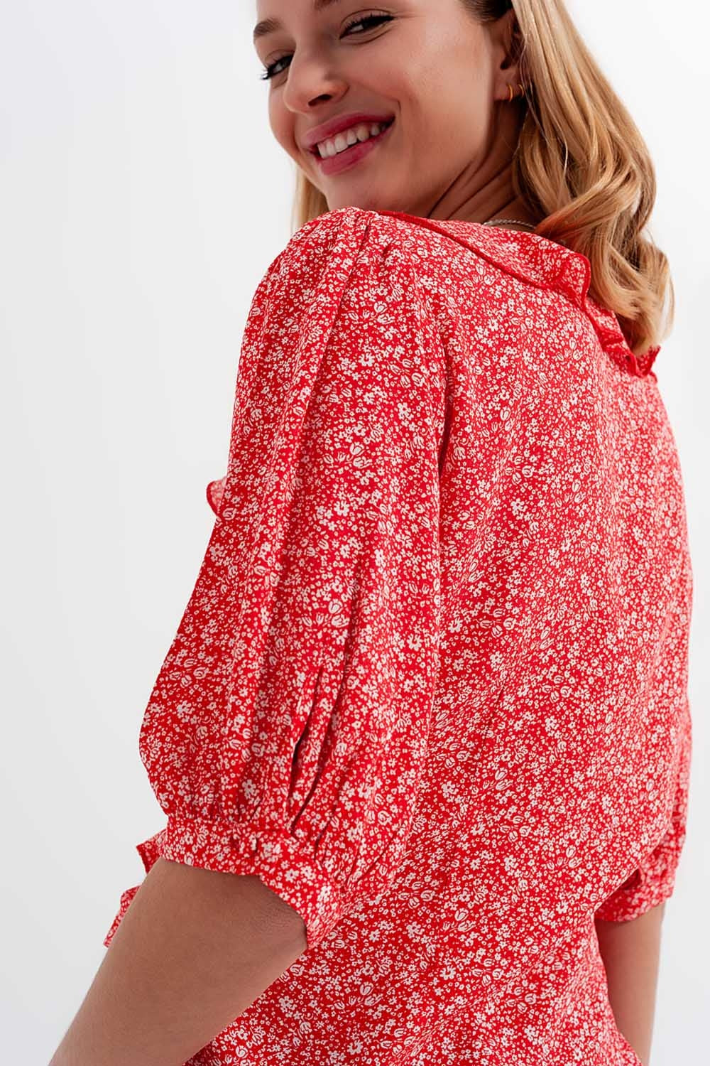 Top con diseño cruzado y estampado de flores en rojo Q2