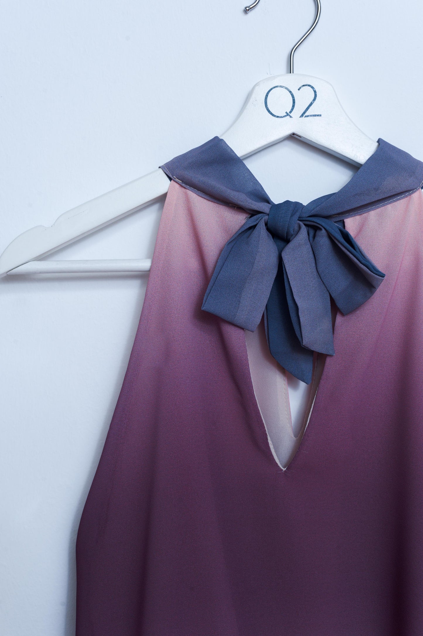 Top con diseño degradado y cuello halter beige Q2