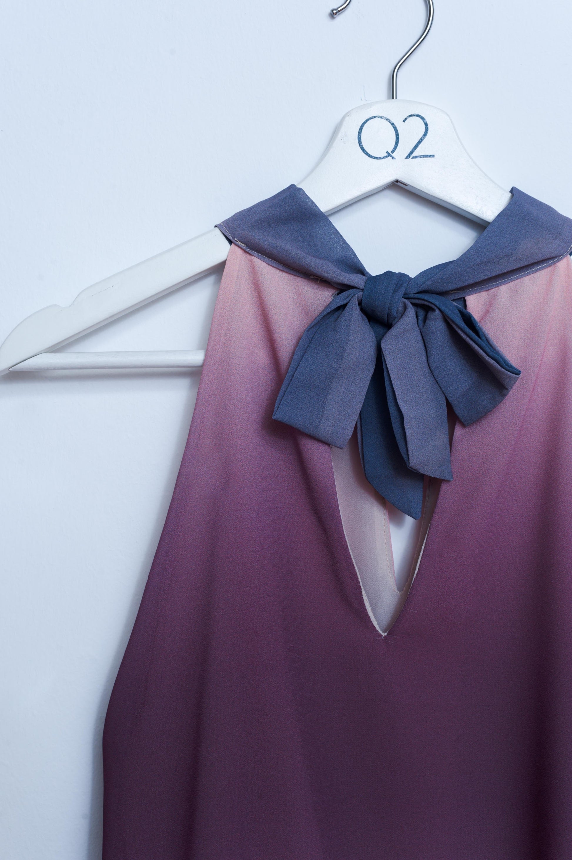 Top con diseño degradado y cuello halter beige Q2