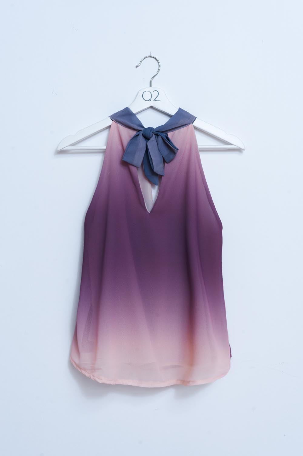 Top con diseño degradado y cuello halter beige Q2