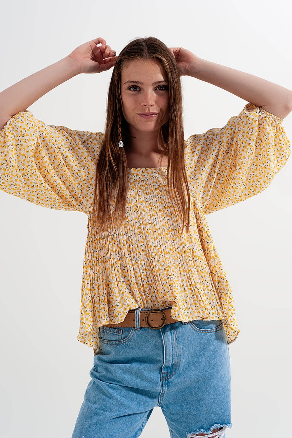 Top con escote cuadrado manga abullonada y estampado floral en amarillo Q2