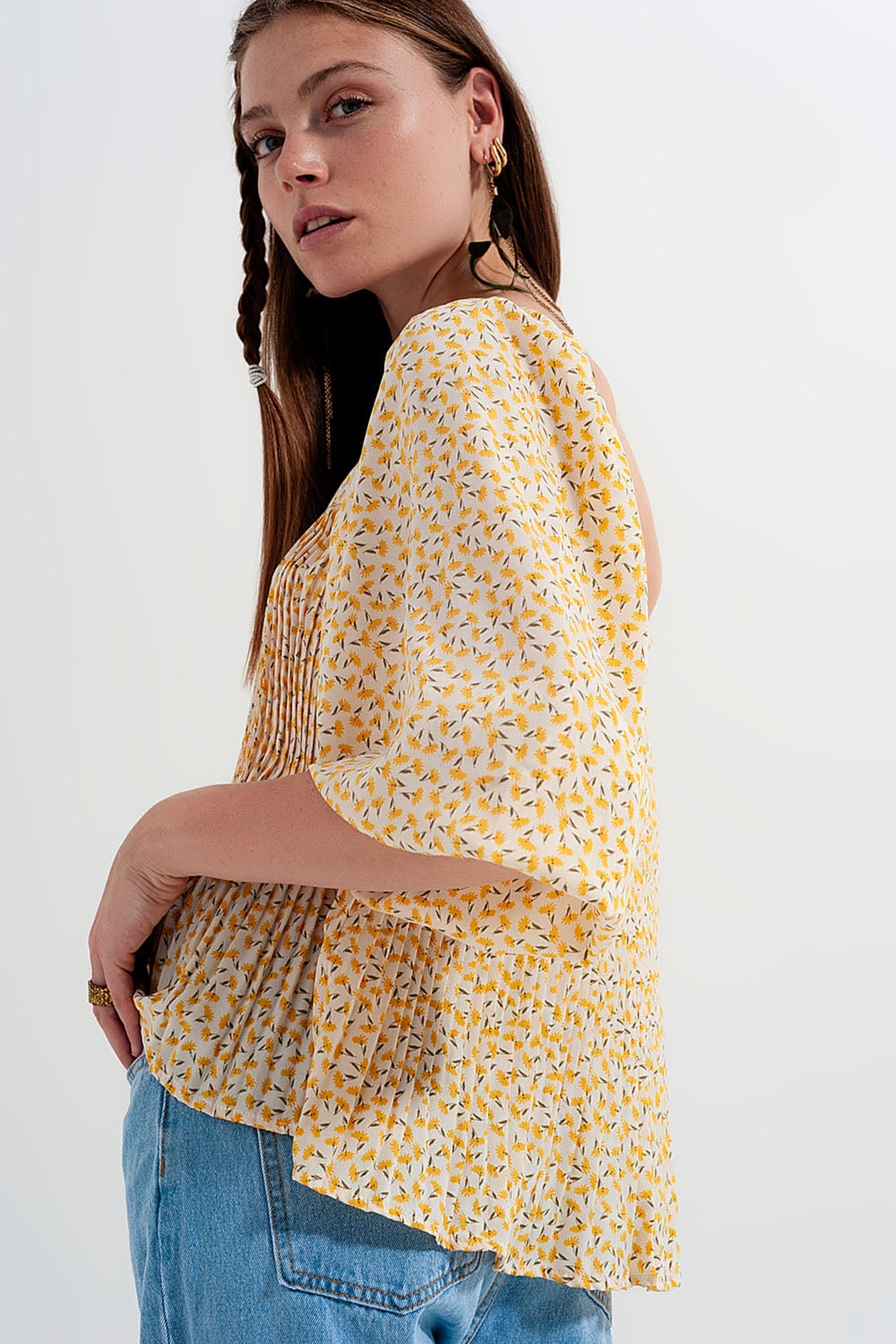 Top con escote cuadrado manga abullonada y estampado floral en amarillo Q2