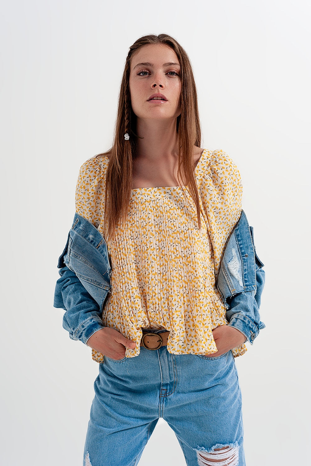Top con escote cuadrado manga abullonada y estampado floral en amarillo Q2