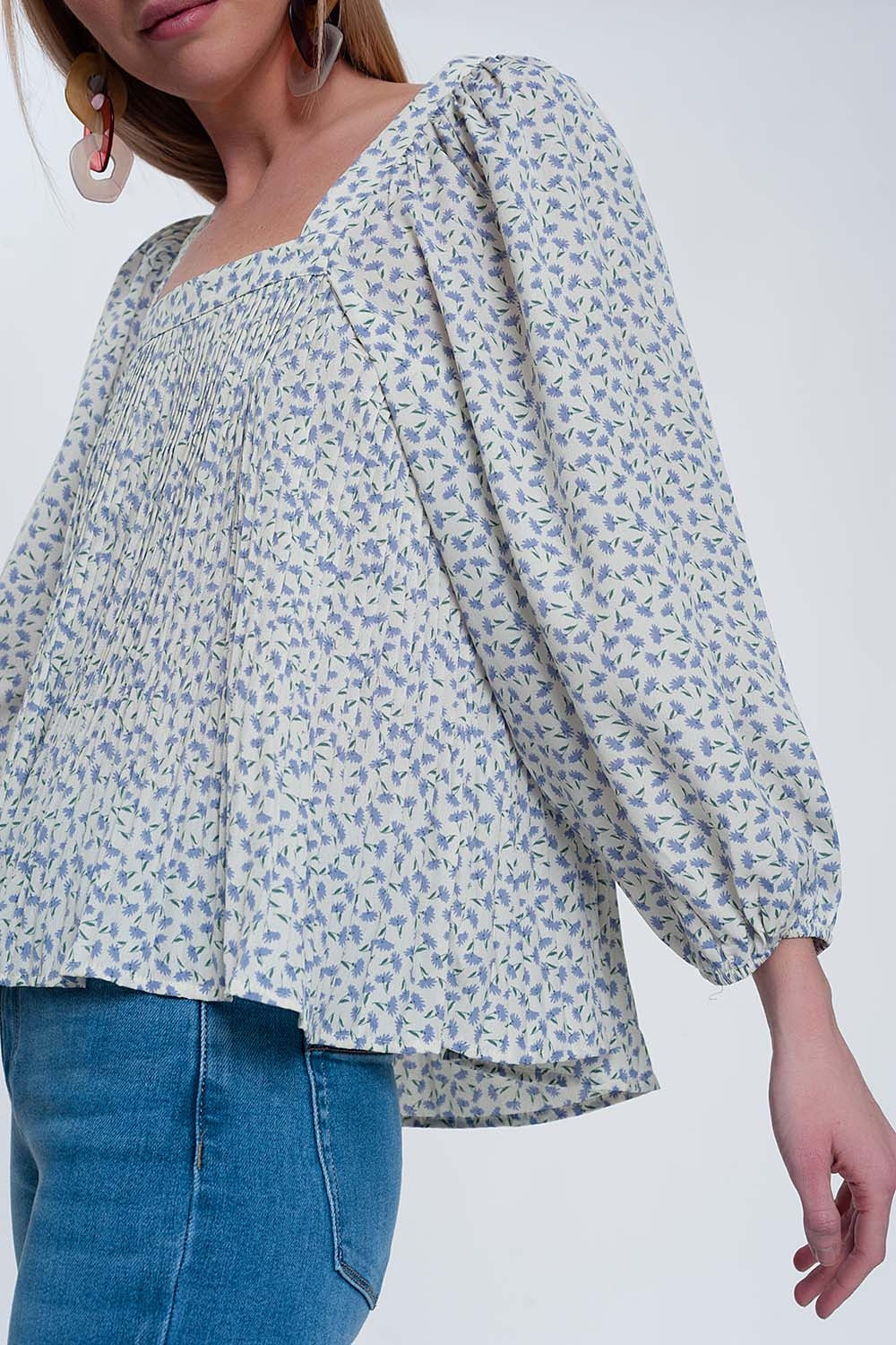 Top con escote cuadrado manga abullonada y estampado floral en azul Q2