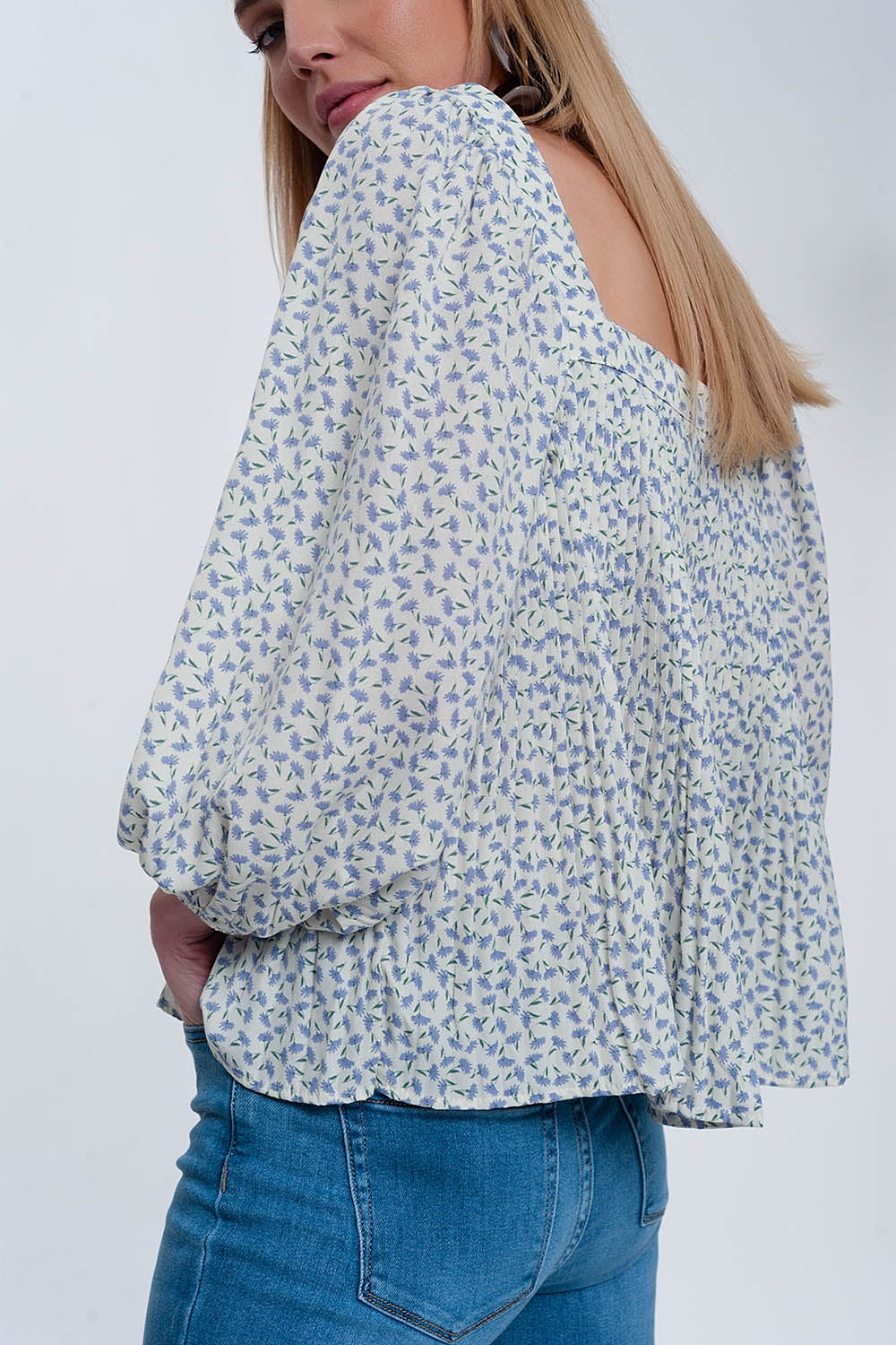 Top con escote cuadrado manga abullonada y estampado floral en azul Q2