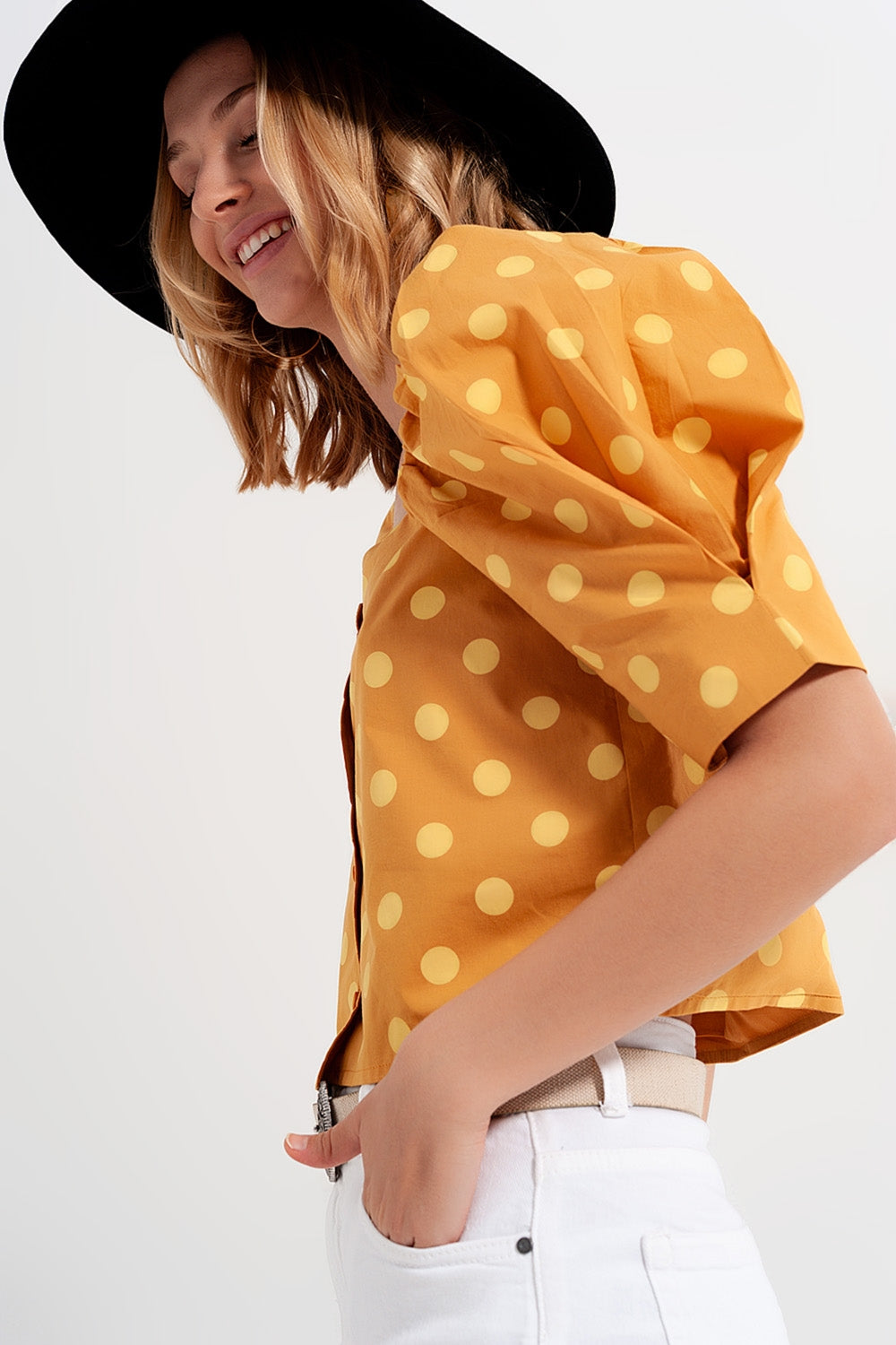 Top con escote cuadrado mangas abullonadas y estampado de lunares amarillo Q2
