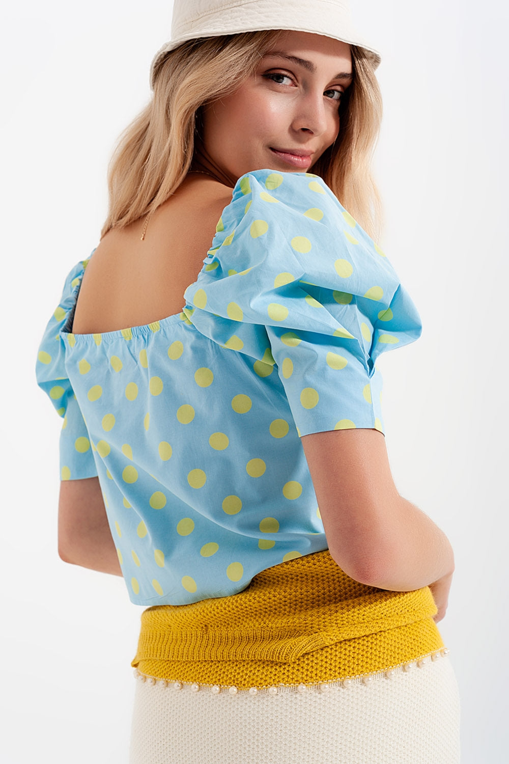 Top con escote cuadrado mangas abullonadas y estampado de lunares azul y verde Q2