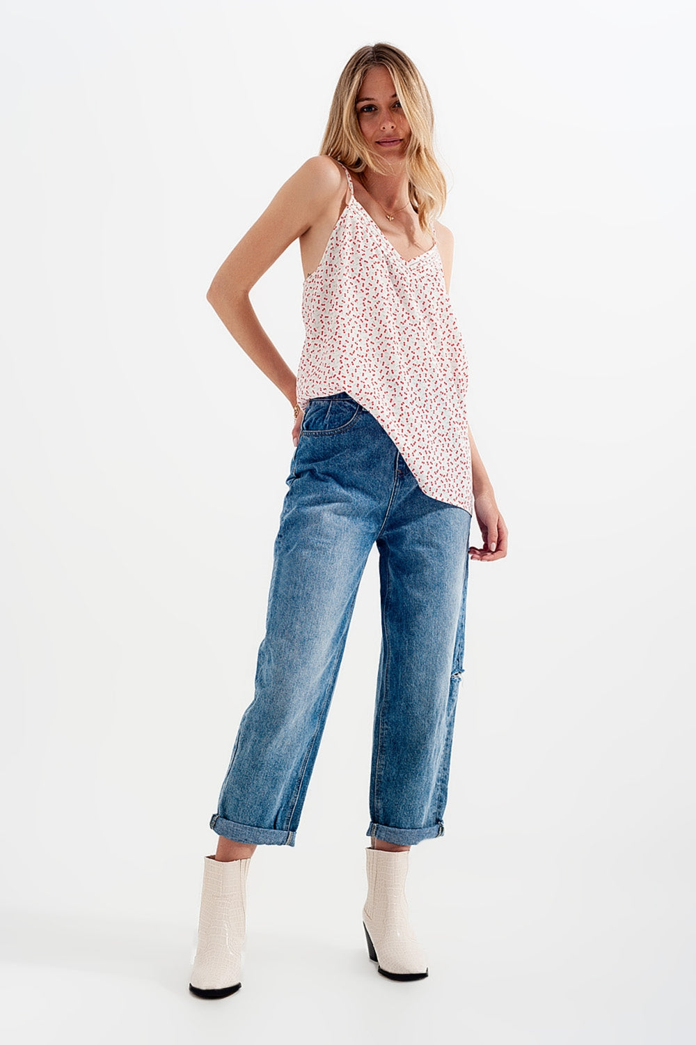 Top con estampado de cerezas en crema Q2