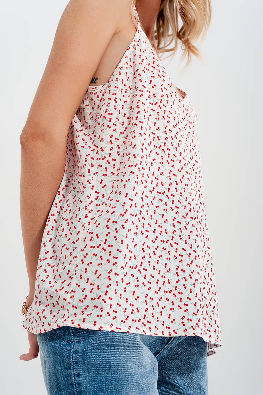 Top con estampado de cerezas en crema Q2