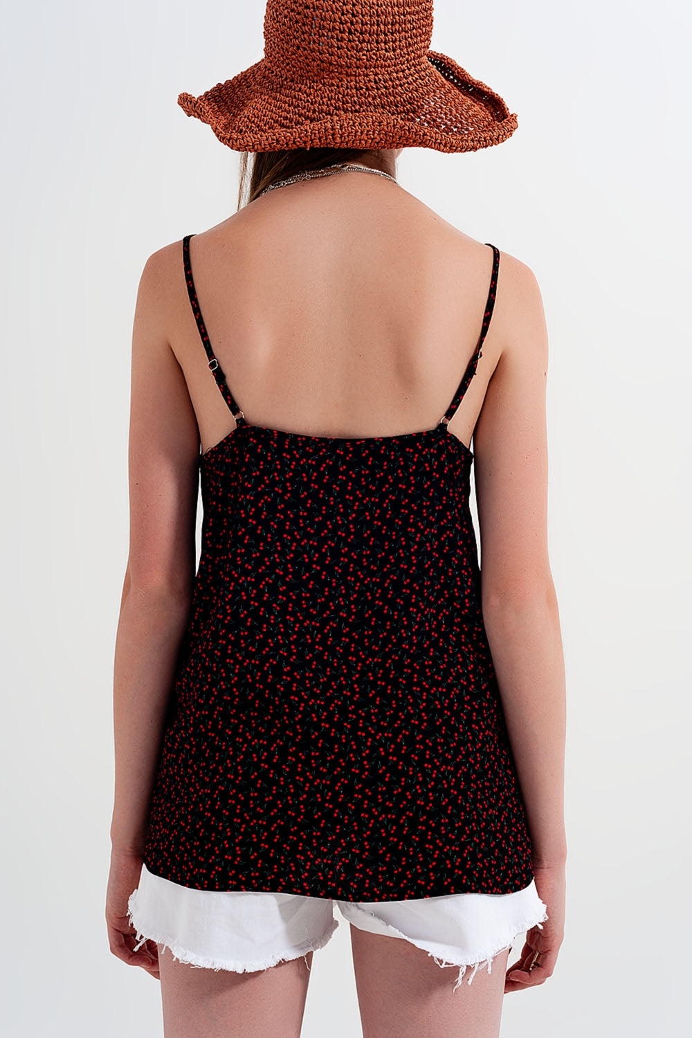 Top con estampado de cerezas en negro Q2