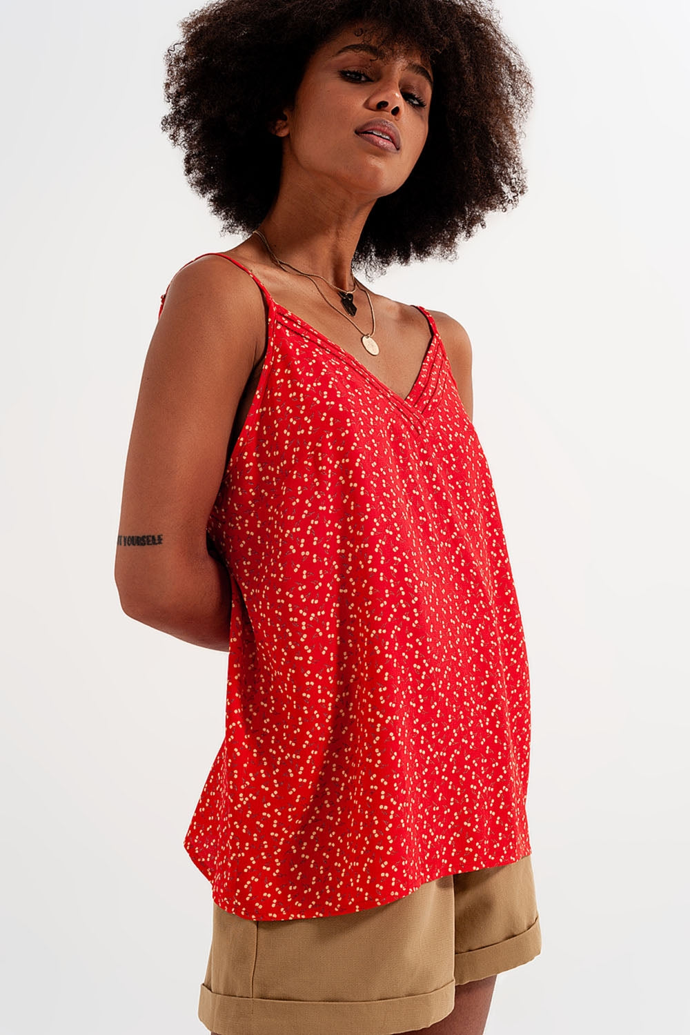 Top con estampado de cerezas en rojo Q2
