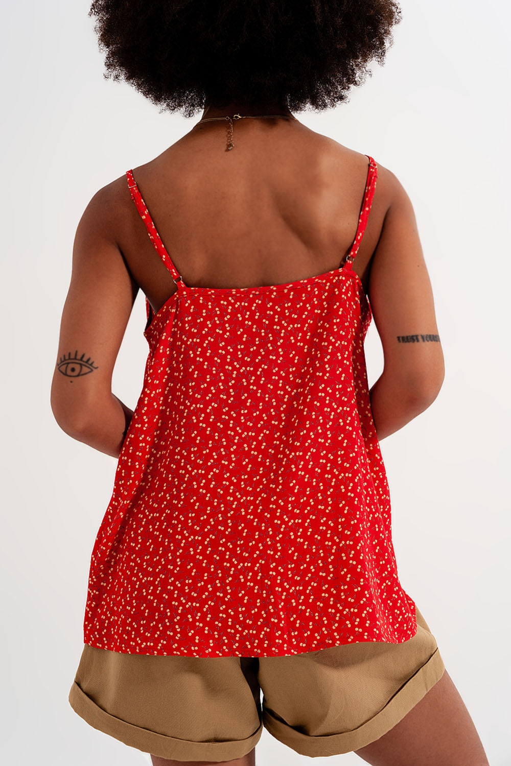Top con estampado de cerezas en rojo Q2