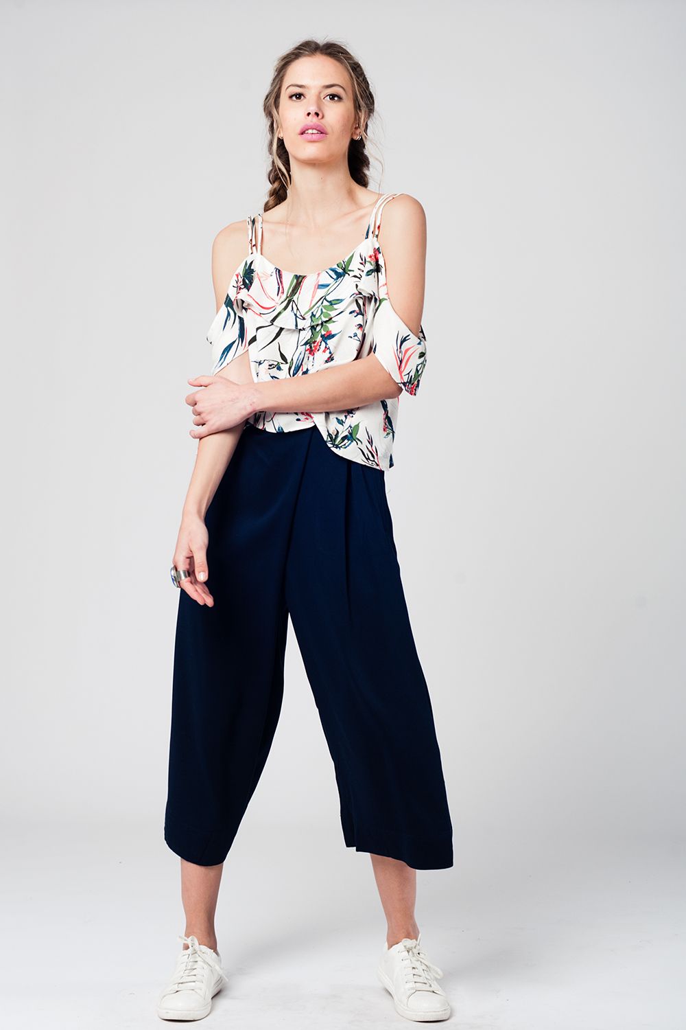 Top con hombros al aire y estampado de hojas azules Q2