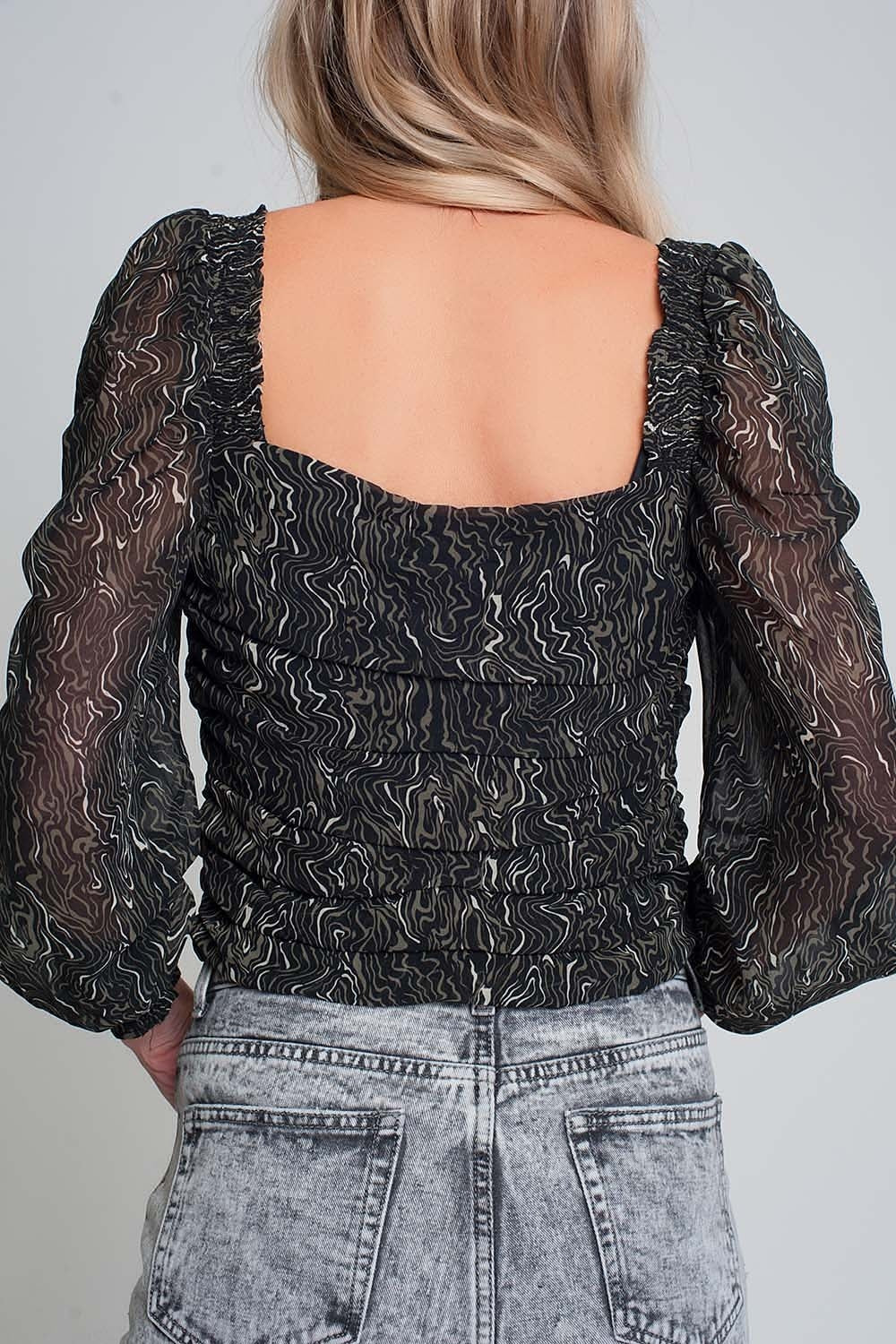 Top con manga larga geoimpreso en color negro con manga transparente Q2