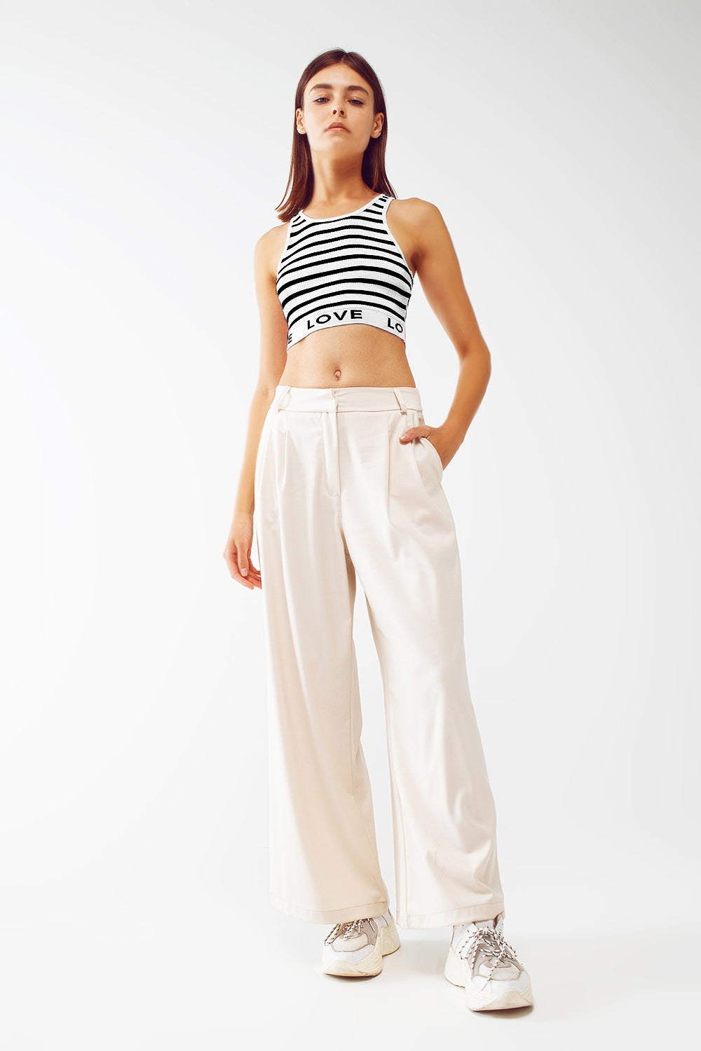 Top corto a rayas con texto de amor en blanco Q2