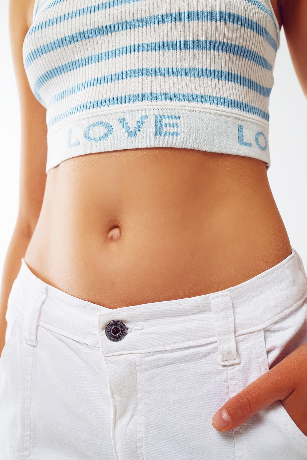 Top corto a rayas con texto Love en azul Q2