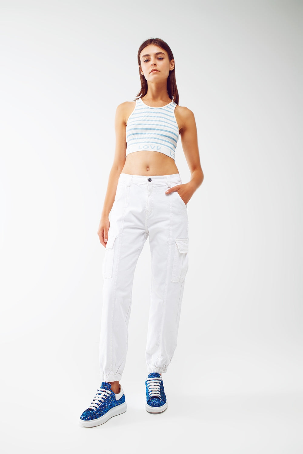 Top corto a rayas con texto Love en azul Q2