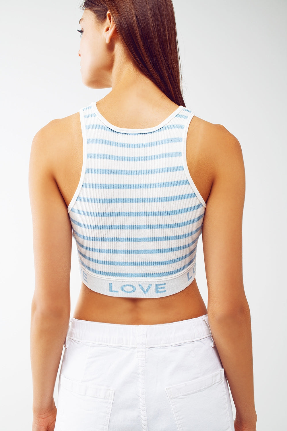Top corto a rayas con texto Love en azul Q2