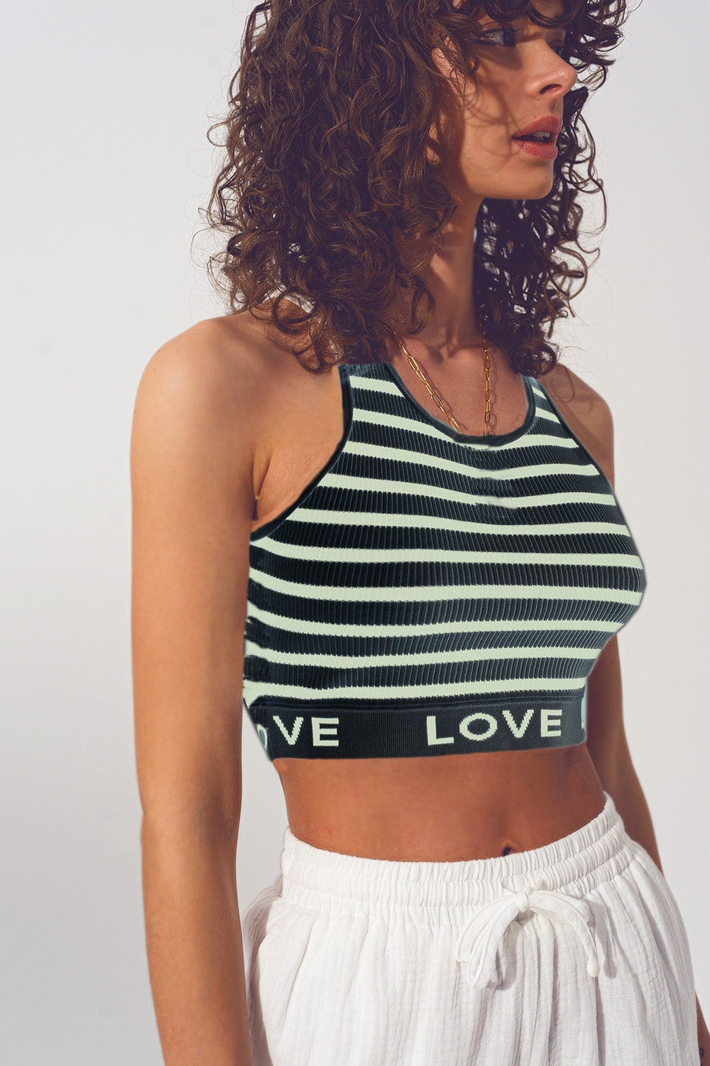 Top corto a rayas con texto Love en negro y beige Q2