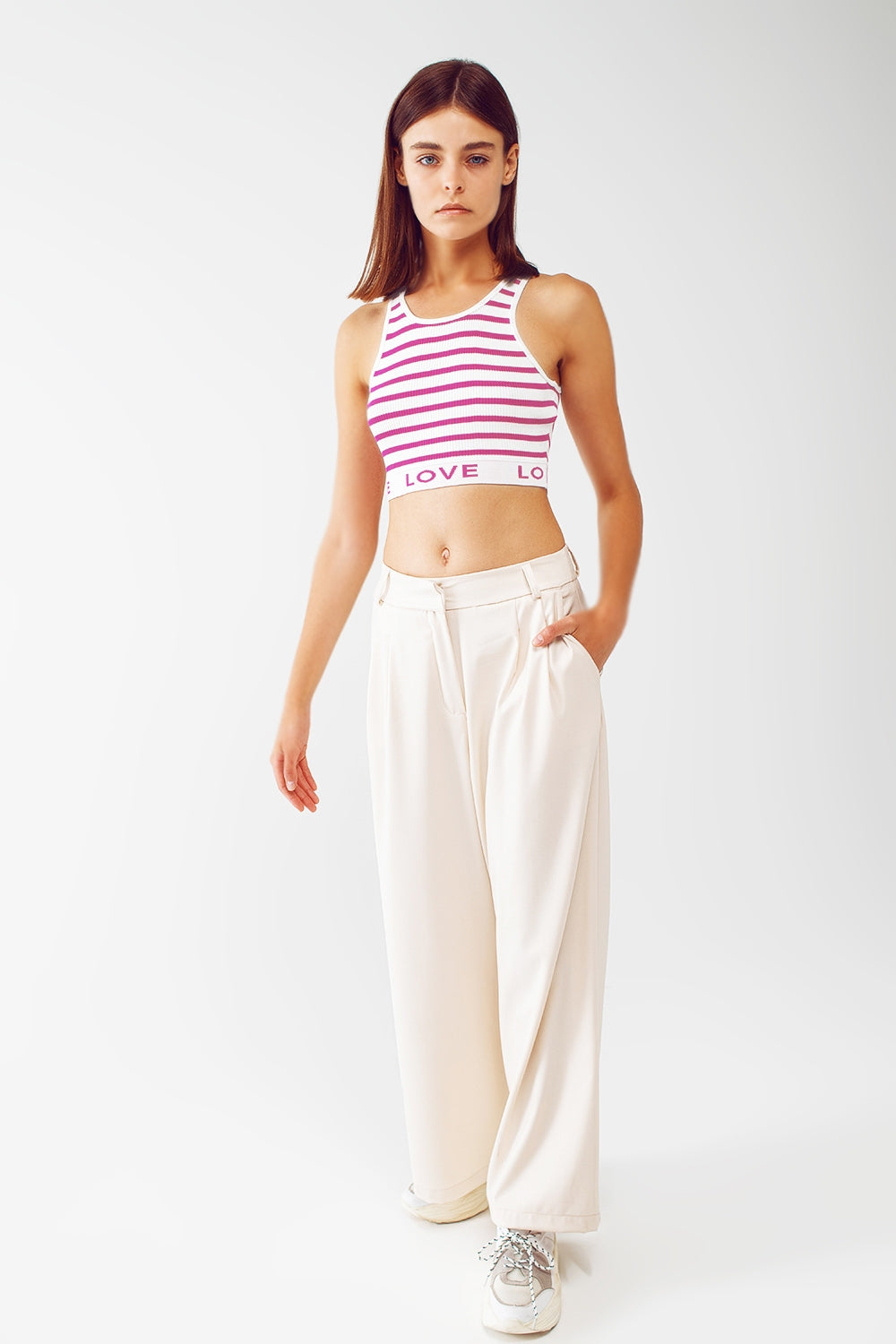 Top corto a rayas con texto Love en rosa Q2