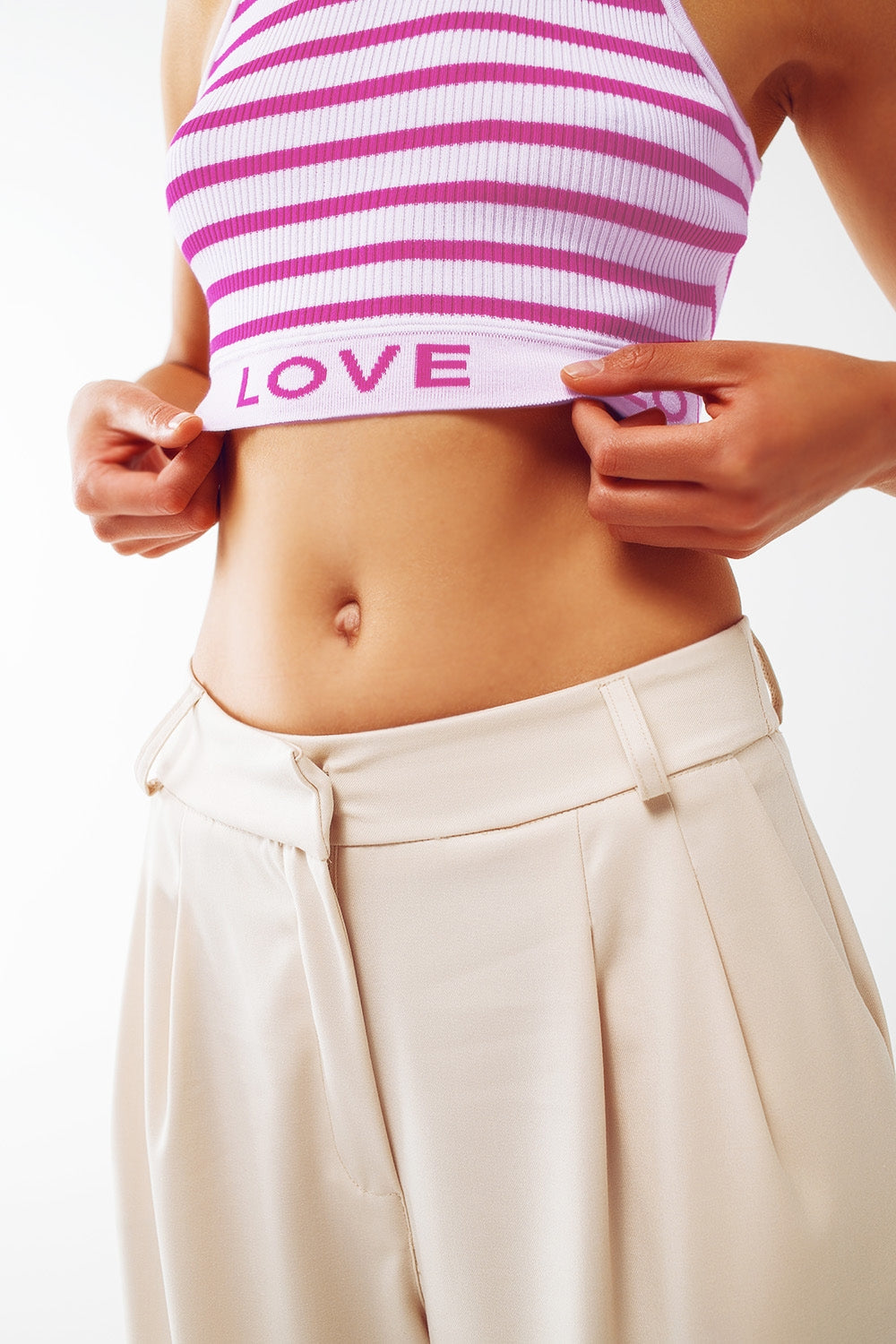 Top corto a rayas con texto Love en rosa Q2