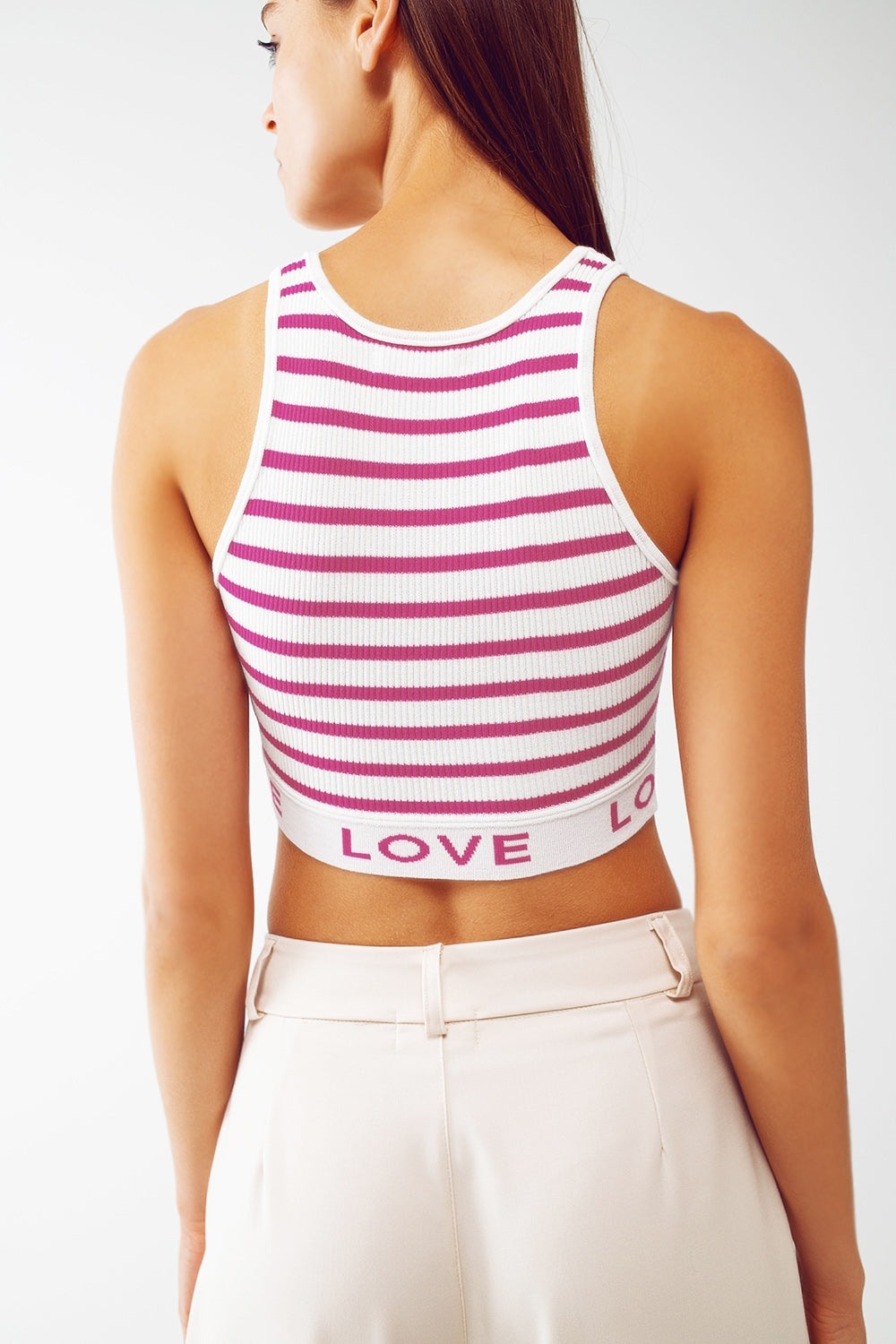 Top corto a rayas con texto Love en rosa Q2