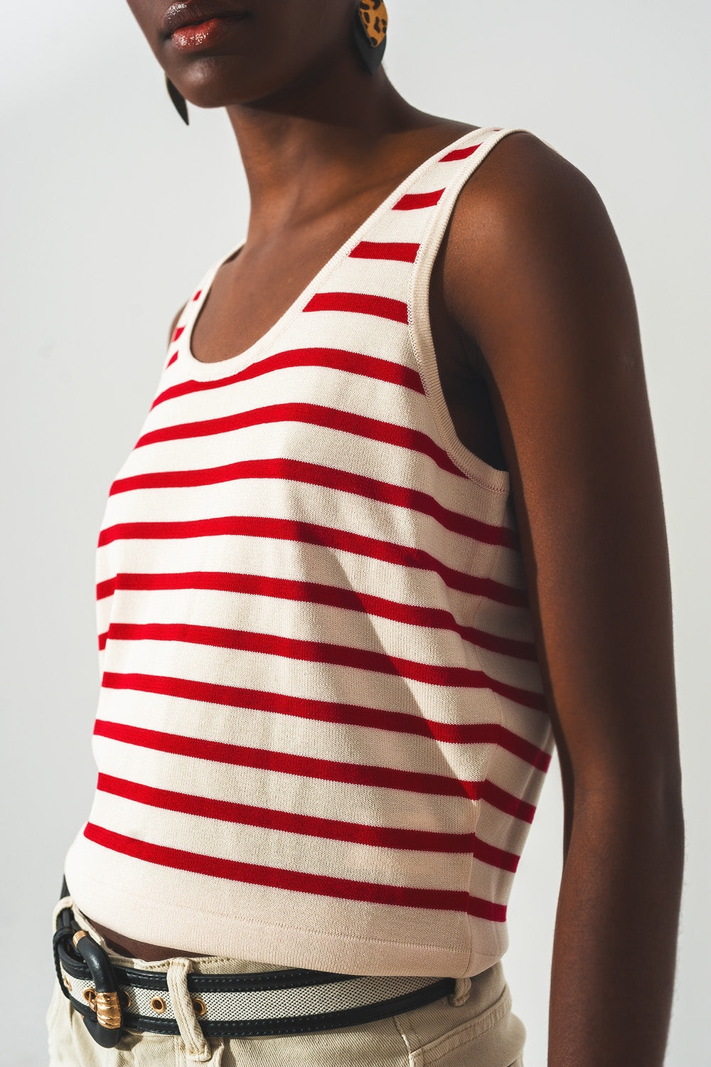 Top corto a rayas en rojo y blanco Q2