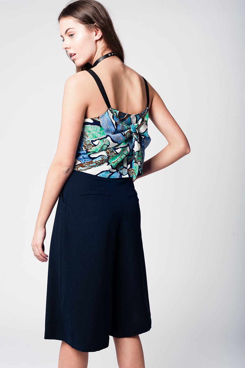 Top corto azul con estampado de hojas Q2