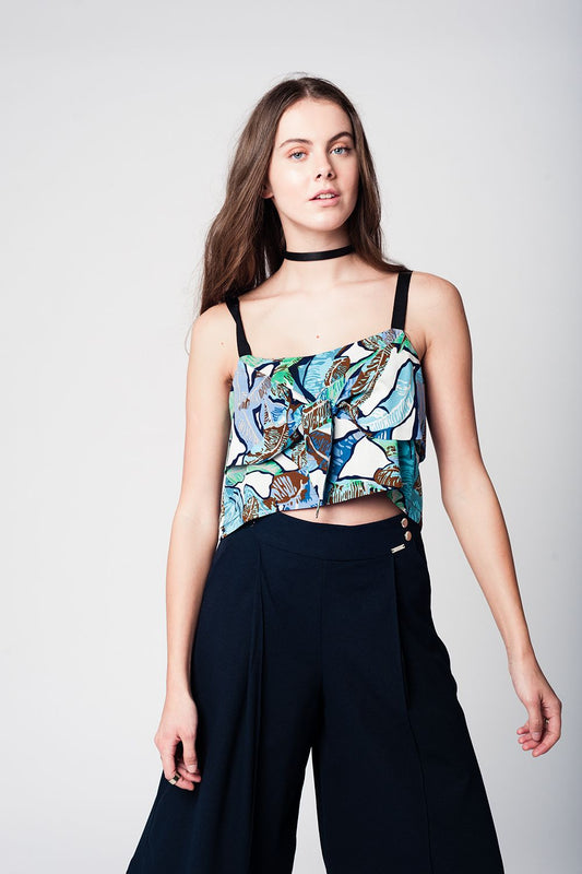 Q2 Top corto azul con estampado de hojas