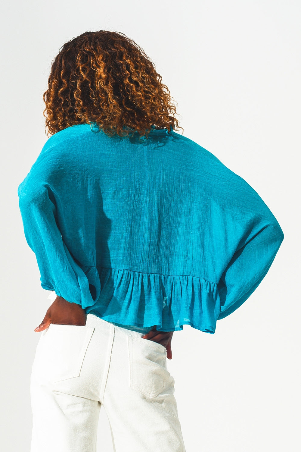 Top corto azul fruncido con bordado inglés Q2