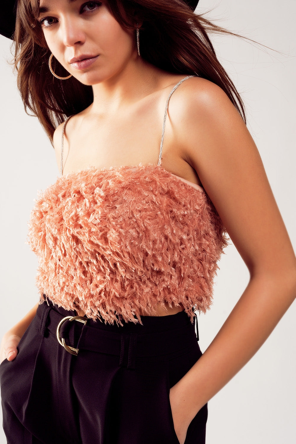 Top corto color rosa de tirantes de plumas sintéticas Q2