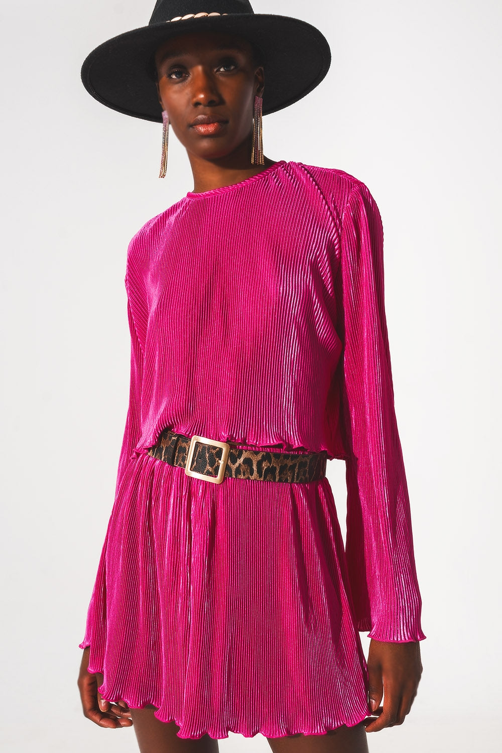 Q2 Top corto con cuello redondo plisado en fucsia