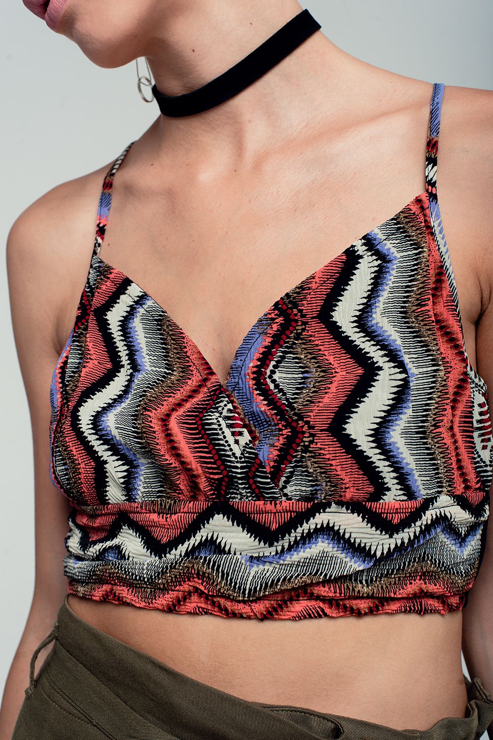 Top corto con diseño cruzado y estampado tribal en rojo Q2