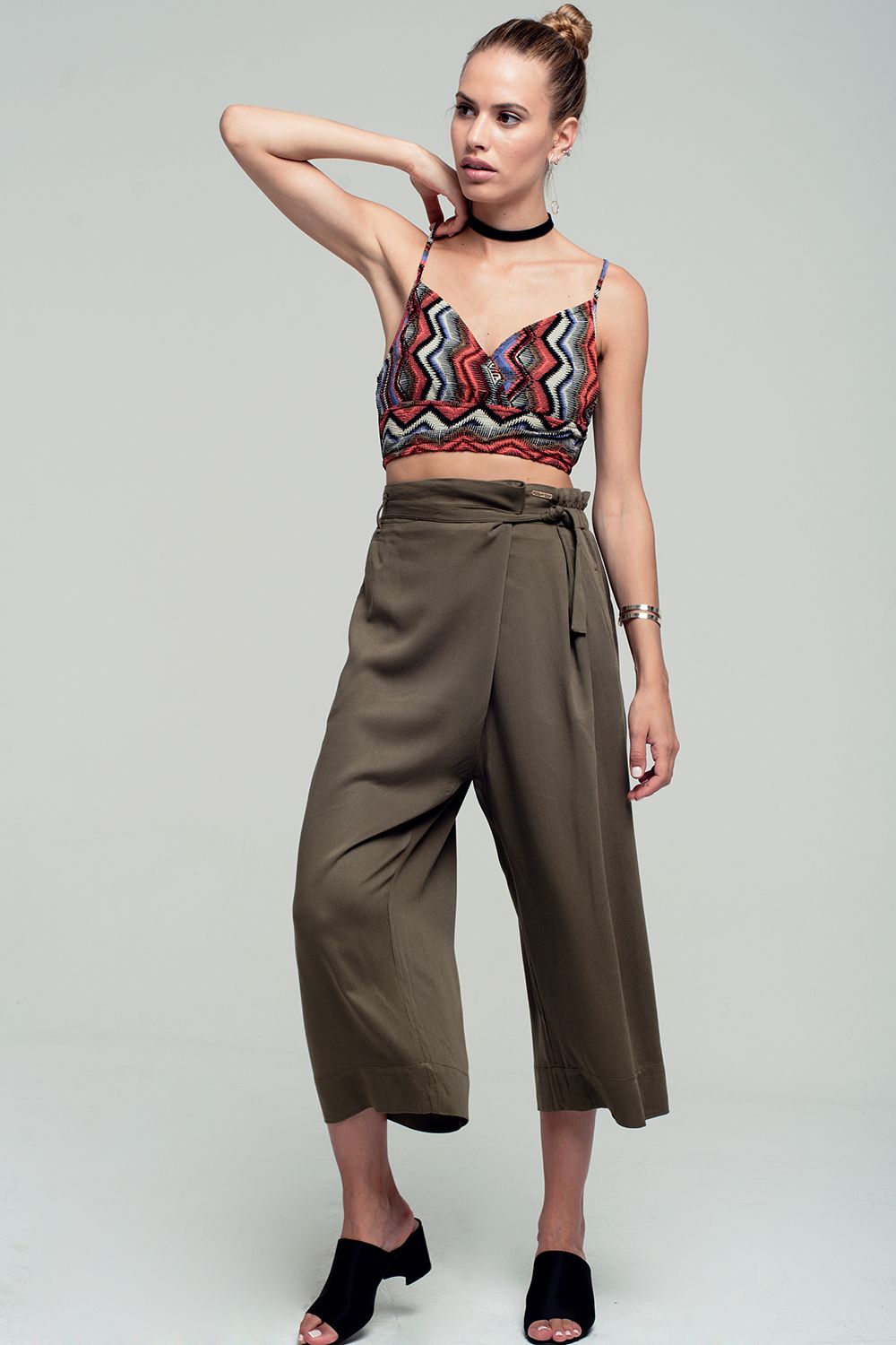 Top corto con diseño cruzado y estampado tribal en rojo Q2