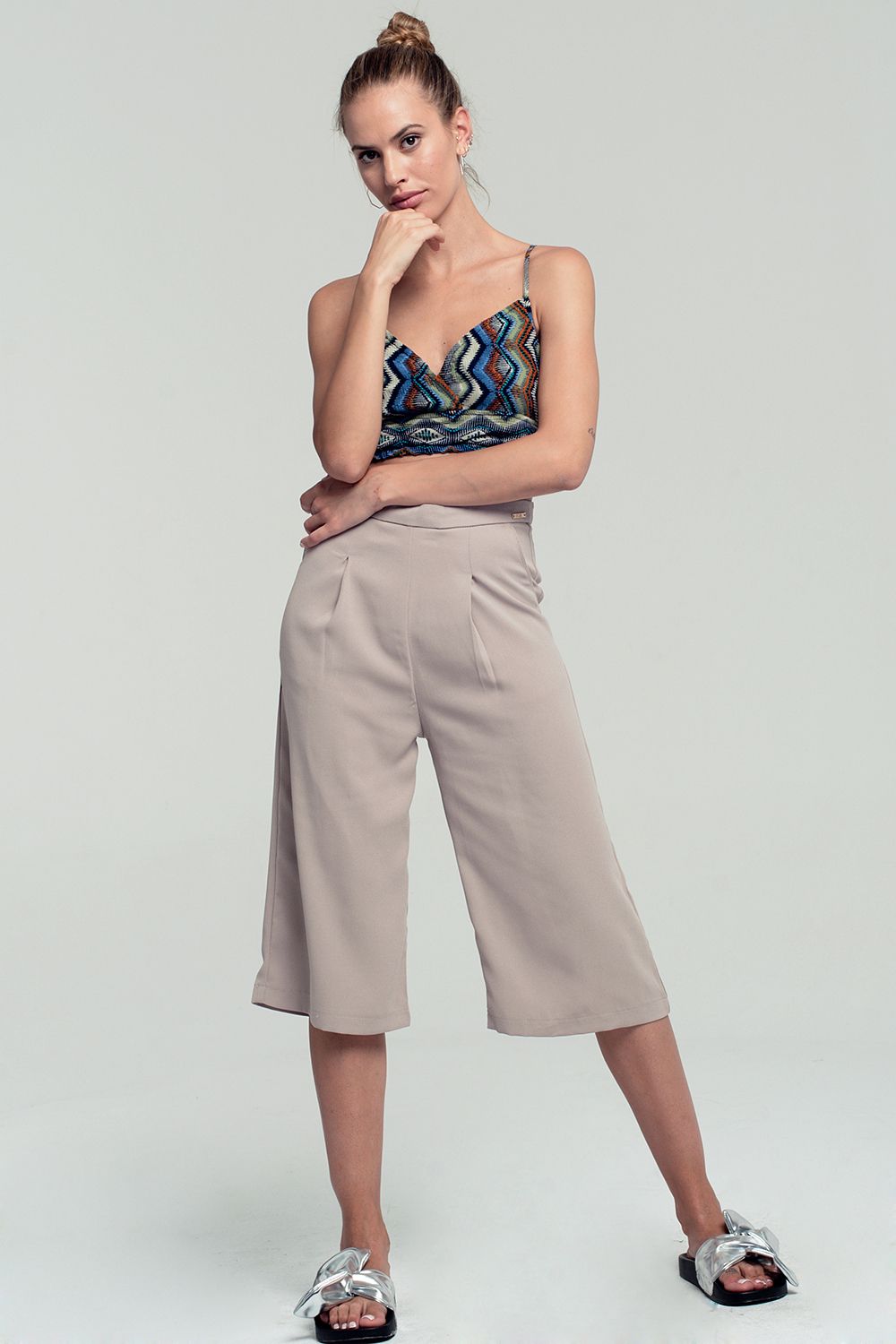 Top corto con diseño cruzado y estampado tribal en verde Q2