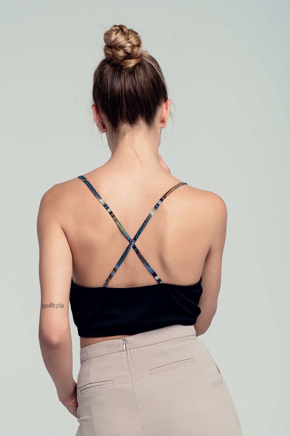 Top corto con diseño cruzado y estampado tribal en verde Q2