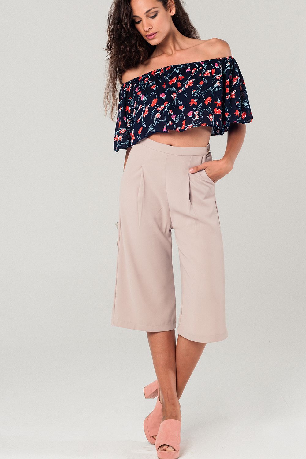 Top corto con estampado floral en azul marino Q2