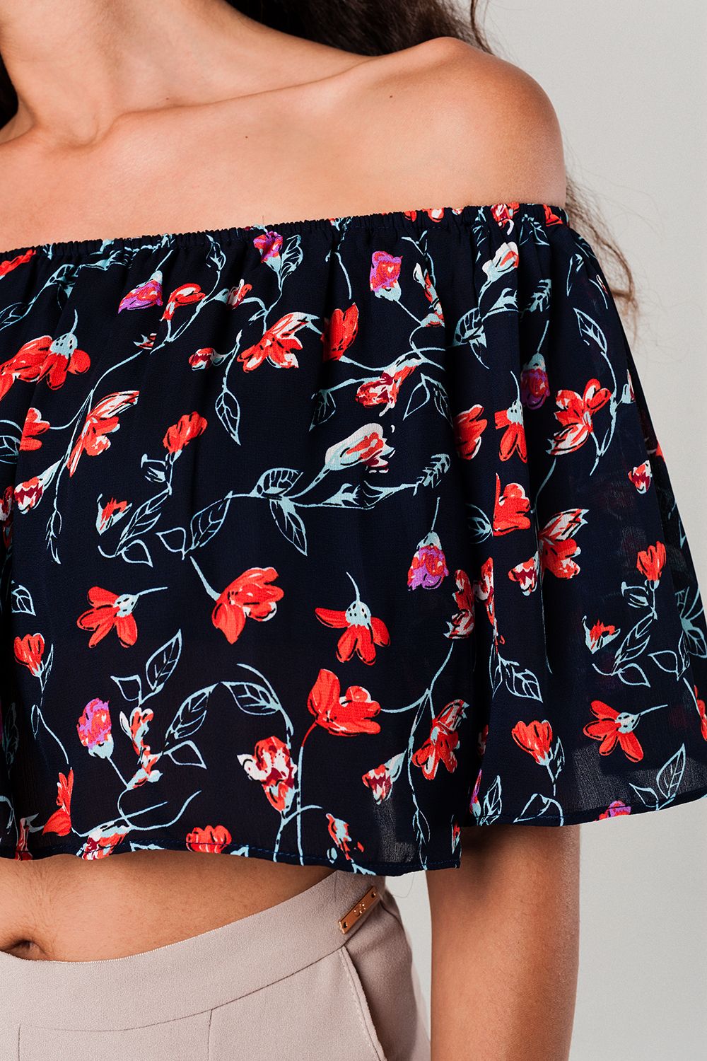 Top corto con estampado floral en azul marino Q2