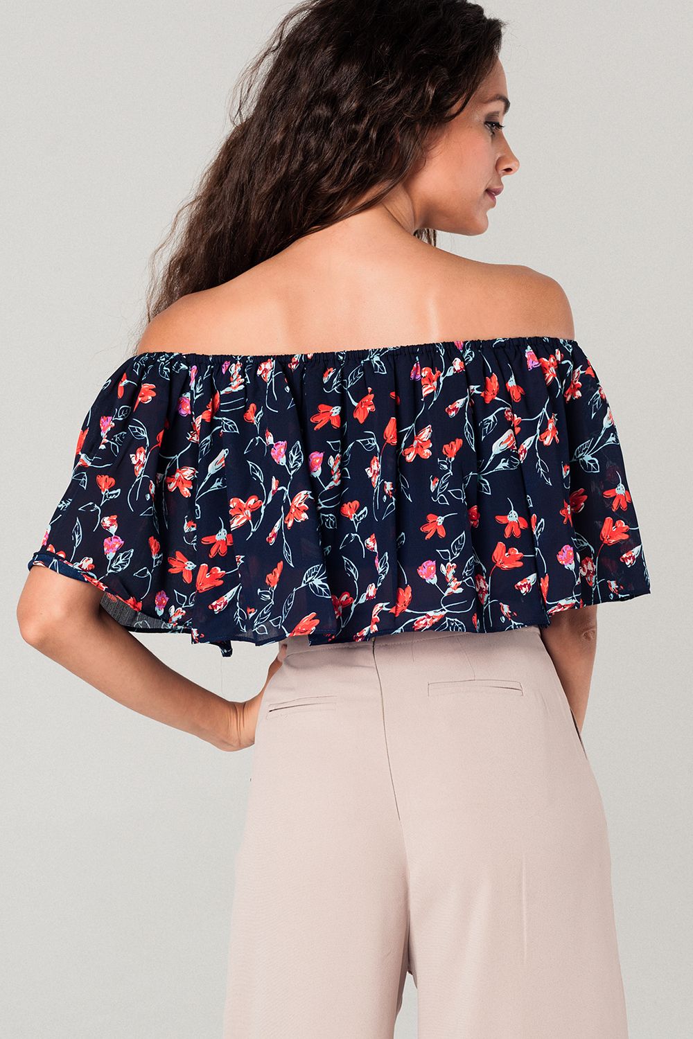 Top corto con estampado floral en azul marino Q2