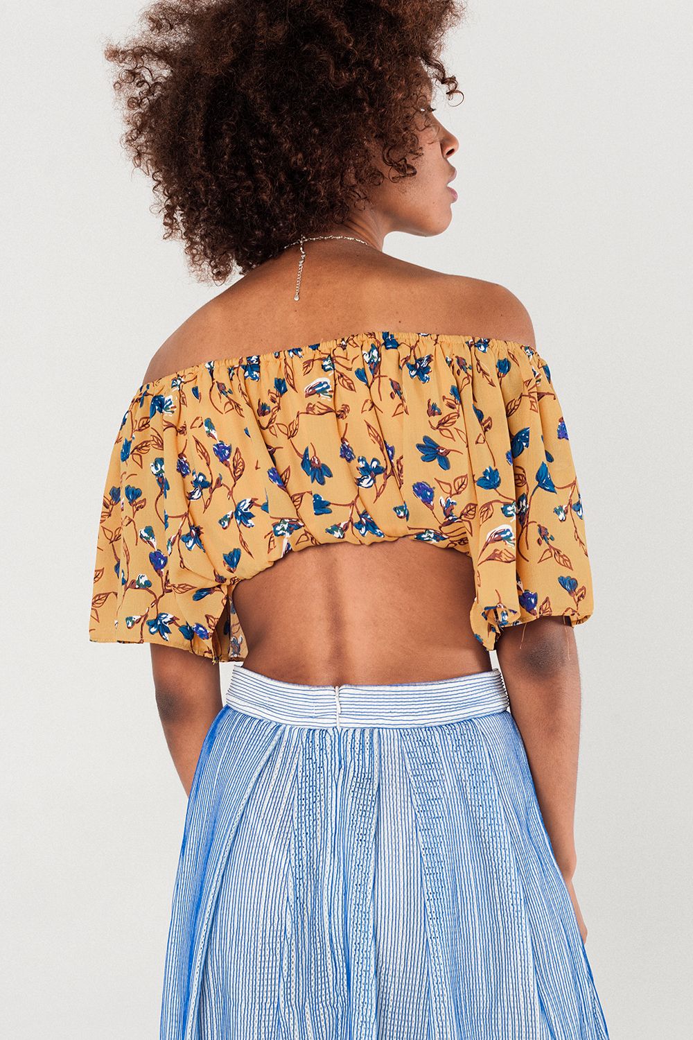 Top corto con estampado floral en mostaza Q2