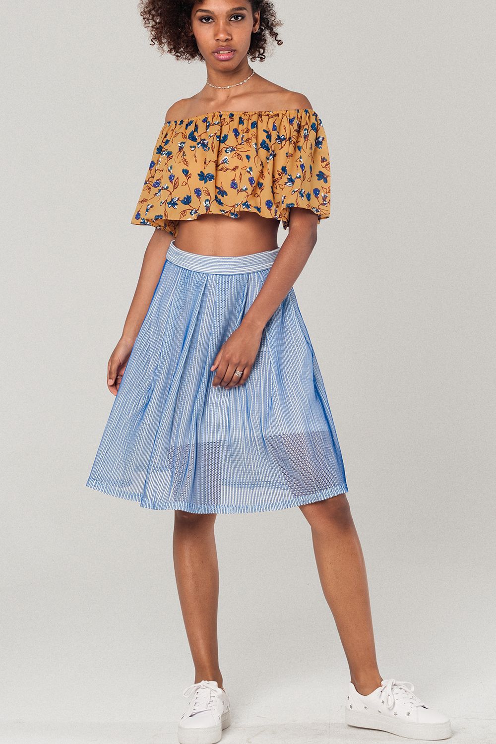 Top corto con estampado floral en mostaza Q2