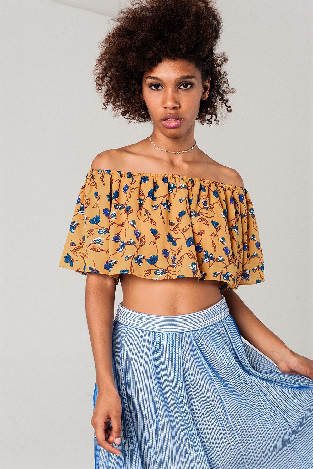 Top corto con estampado floral en mostaza Q2