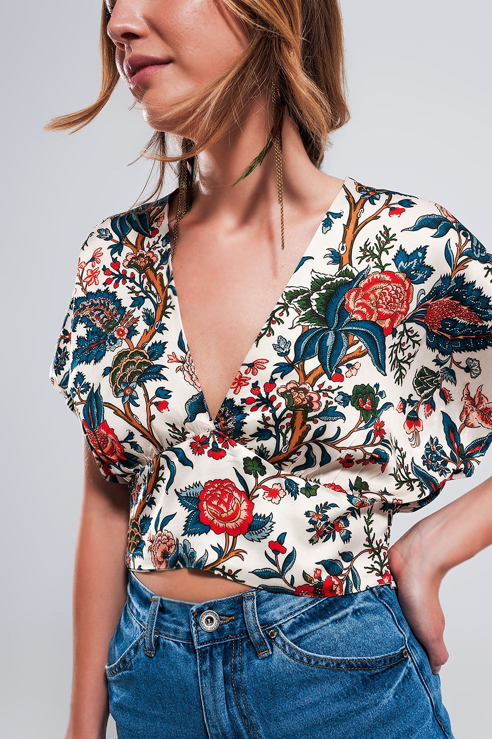 Top corto con estampado paisley beige Q2