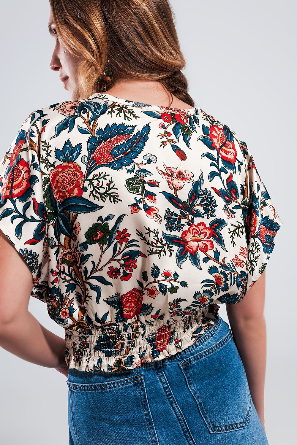 Top corto con estampado paisley beige Q2